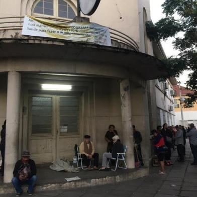 Idosos que precisavam de atendimento com clínico-geral passaram a madrugada desta segunda-feira (8) na fila em frente ao Centro de Saúde Navegantes, na zona norte de Porto Alegre. Por volta das 6h30min, minutos antes do posto abrir, GaúchaZH contou cerca de 80 pessoas no local. Na foto: Cirino Molin, 75 anos, e sua esposa, Maria Carnem Molin, 70 anos.