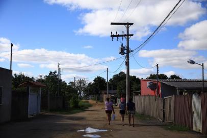  ALVORADA,  RS, BRASIL, 08/04/2019- Chacina Alvorada. Pessoas passando no Beco do resbalo  (FOTOGRAFO: JEFFERSON BOTEGA / AGENCIA RBS)Indexador: Jefferson Botega