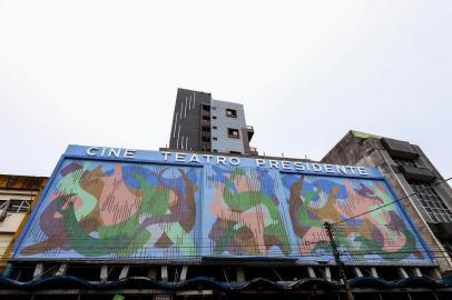  PORTO ALEGRE, RS, BRASIL, 05/04/2019:  Quem passar na frente do antigo Cine Teatro Presidente, no bairro Floresta em Porto Alegre, já pode rever o imponente mosaico da fachada modernista de um dos principais espaços culturais da capital gaúcha da década de 50.  O Presidente fechou as portas em 1990 e depois de abrigar uma igreja, ficou por muitos anos abandonado sendo saqueado e ocupado por moradores de rua. Agora, um novo prédio foi construído por trás, mantendo a fachada. Vamos fazer uma visita e explicar o conceito de Retrofit ( revitalização de áreas abandonadas para resgatar a história das cidades).  (Foto: Omar Freitas / Agência RBS)