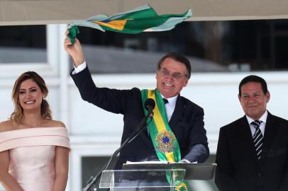 Temer transmite a faixa presidencial para BolsonaroO presidente empossado Jair Bolsonaro segura bandeira do Brasil após receber a faixa     presidencial do ex-presidente Michel Temer, no Palácio do Planalto, em Brasília, nesta     terça-feira (1º).        01/01/2019 - Foto: WILTON JUNIOR/ESTADÃO CONTEÚDOEditoria: POLÍTICALocal: BRASÍLIAIndexador: WILTON JUNIORFonte: ESTADAO CONTEUDOFotógrafo: ESTADÃO CONTEÚDO