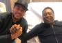 Pelé recebe visita de Neymar em hospital na França