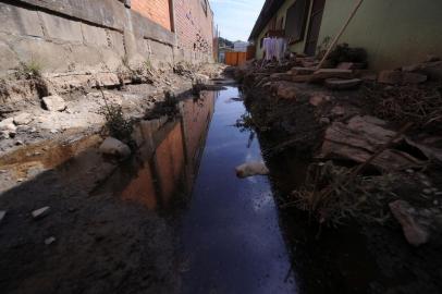  CAXIAS DO SUL, RS, BRASIL, 02/04/2019 - Mostramos a precariedade estrutural de algumas escolas municipais de Caxias do Sul que reivindicam por melhorias, reformas ou novos prédios. NA FOTO: EMEF Abramo Pezzi teve problemas com infiltrações. as obras começaram mas estão paradas há duas semanas, pussui salas de aula com rachaduras, e o pátio precisa de nivelamento. Algumas melhorias foram feitas, como um muro que estava caindo e foi reformado. (Marcelo Casagrande/Agência RBS)