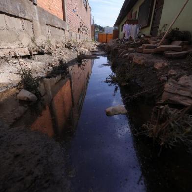  CAXIAS DO SUL, RS, BRASIL, 02/04/2019 - Mostramos a precariedade estrutural de algumas escolas municipais de Caxias do Sul que reivindicam por melhorias, reformas ou novos prédios. NA FOTO: EMEF Abramo Pezzi teve problemas com infiltrações. as obras começaram mas estão paradas há duas semanas, pussui salas de aula com rachaduras, e o pátio precisa de nivelamento. Algumas melhorias foram feitas, como um muro que estava caindo e foi reformado. (Marcelo Casagrande/Agência RBS)