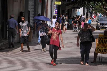  CAXIAS DO SUL, RS, BRASIL, 17/12/2018. Segunda-feira de muito calor em Caxias. Ambiental de clima. (Marcelo Casagrande/Agência RBS)