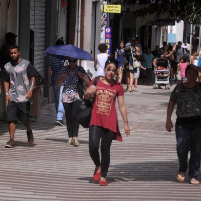  CAXIAS DO SUL, RS, BRASIL, 17/12/2018. Segunda-feira de muito calor em Caxias. Ambiental de clima. (Marcelo Casagrande/Agência RBS)