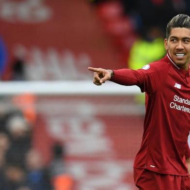  Liverpools Brazilian midfielder Roberto Firmino celebrates after scoring the opening goal of the English Premier League football match between Liverpool and Tottenham Hotspur at Anfield in Liverpool, north west England on March 31, 2019. (Photo by Paul ELLIS / AFP) / RESTRICTED TO EDITORIAL USE. No use with unauthorized audio, video, data, fixture lists, club/league logos or live services. Online in-match use limited to 120 images. An additional 40 images may be used in extra time. No video emulation. Social media in-match use limited to 120 images. An additional 40 images may be used in extra time. No use in betting publications, games or single club/league/player publications. / Editoria: SPOLocal: LiverpoolIndexador: PAUL ELLISSecao: soccerFonte: AFPFotógrafo: STF