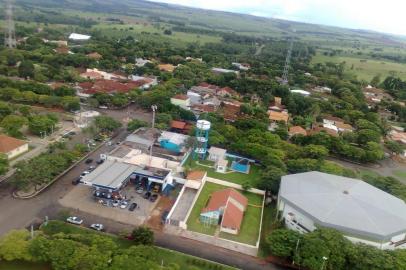  TAPIRA, PARANÁ, BRASIL - Vista aérea de Tapira. O Rio Grande do Sul é dono de mais de 200 imóveis na cidade de Tapira, estado do Paraná. Na década de 60, o município foi colonizado por gaúchos, que adquiriram imóveis através de financiamentos pelo banco Pelotense, com a extinsão deste banco, o Banrisul assumiu suas operações de crédito. Como esses 200 imóveis não foram pagos, e os donos desistiram do projeto de colonização, passaram a integrar o patrimônio do Estado.