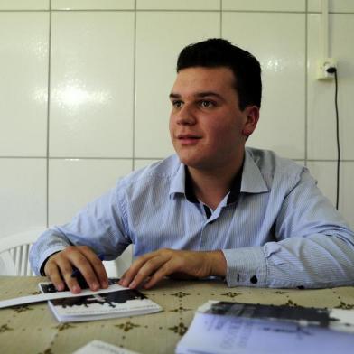  CAXIAS DO SUL, RS, BRASIL, 07/02/2017 - Gustavo Tamagno Martins, 16 anos, está lançando o livro O Cemitério Misterioso, com personagens inspirados nele e na irmã, Eduarda, 11 anos. (Marcelo Casagrande/Agência RBS)