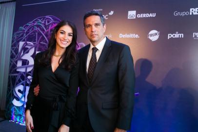  PORTO ALEGRE , RS, BRASIL. 08.04.2019.  Giovana Stefani  e Roberto Campos Neto. Almoço de abertura do Fórum da Liberdade com palestra de Roberto Campos Neto, presidente do Banco Central do Brasil, no Porto Alegre Country Club.  (FOTO ANDRÉA GRAIZ/AGÊNCIA RBS)Indexador: Andrea Graiz