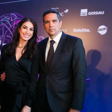  PORTO ALEGRE , RS, BRASIL. 08.04.2019.  Giovana Stefani  e Roberto Campos Neto. Almoço de abertura do Fórum da Liberdade com palestra de Roberto Campos Neto, presidente do Banco Central do Brasil, no Porto Alegre Country Club.  (FOTO ANDRÉA GRAIZ/AGÊNCIA RBS)Indexador: Andrea Graiz