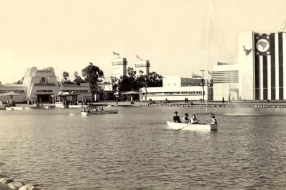  Lago da Redenção com os botes de aluguel durante a Exposição do Centenário Farroupilha, 1935. Cartão Postal.