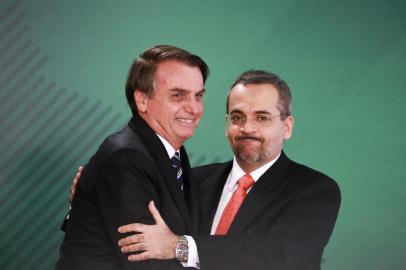 BRASÃLIA,DF,09.04.2019:BOLSONARO-POSSE-MINISTRO-EDUCAÃÃO - O presidente Jair Bolsonaro durante cerimÃ´nia de posse do Ministro de Estado da EducaÃ§Ã£o, Abraham BraganÃ§a de Vasconcellos Weintraub, no PalÃ¡cio do Planalto, em BrasÃ­lia (DF), nesta terÃ§a-feira (9). (Foto: FÃ¡tima Meira/Futura Press/Folhapress) 