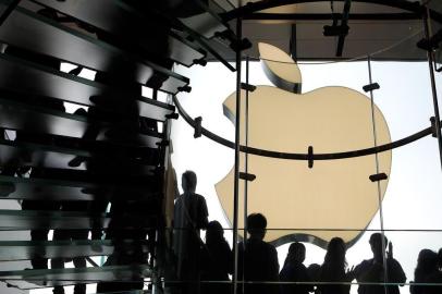  Funcionários da Apple colocam o símbolo da empresa na primeira loja da Apple no varejo em Hong Kong em 24 de setembro de 2011.Apple employees line the stairs as they welcome customers during the opening of the first Apple retail store in Hong Kong on September 24, 2011. Apple opened its first store in Hong Kong on September 24, part of its plan to tap into the booming China market. AFP PHOTO / Dale de la ReyEditoria: FINLocal: Hong KongIndexador: DALE de la REYSecao: Company InformationFonte: AFPFotógrafo: STF