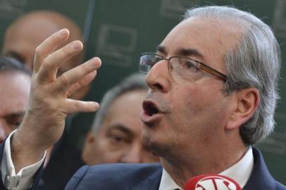 Eduardo Cunha rompe com governo.