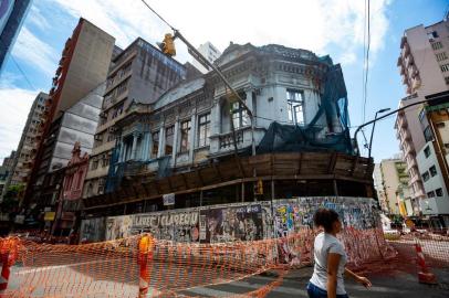  PORTO ALEGRE, RS - BRASIL -  Situação da fachada da Casa Azul, imóvel abandonado e com risco de desabamento na Marechal Floriano e Riachuelo (OMAR FREITAS \ AGÊNCIA RBS)