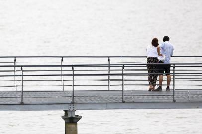 PORTO ALEGRE, RS, BRASIL, 12-11-2018: Casal na orla do Guaiba. Tarde de bastante calor em Porto Alegre. (Foto: Mateus Bruxel / Agência RBS)