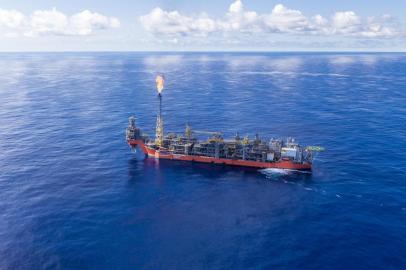 O FPSO Pioneiro de Libra entrou em operação na primeira área de partilha da produção do país e é a 16ª plataforma em operação na Bacia de Santos. 