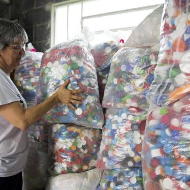  CAXIAS DO SUL, RS, BRASIL, 08/01/2019: Projeto Engenharia Solidária, criado pela engenheira Rejane Rech, recolhe tampas plásticas para arrecadar dinheiro e doar a ONGs de proteção a animais. (CAMILA DOMINGUES/AGÊNCIA RBS)