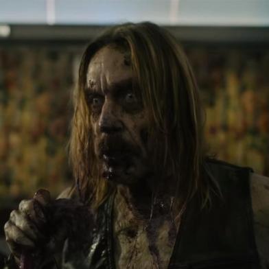 Iggy Pop como um morto-vivo no filme The Dead Dont Die, de Jim Jarmusch