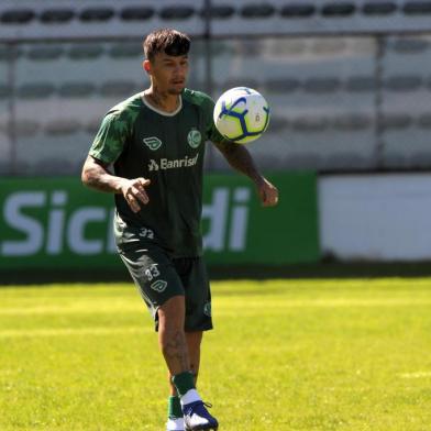 CAXIAS DO SUL, RS, BRASIL, 10/04/2019O juventude faz seu último treino jo Jaconi antes da partida decisiva contra o Botafogo - RJ na 3ª fase da Copa do Brasil aqui mesmo em Caxias amanhã às 19h.João Paulo, volante  (Lucas Amorelli/Agência RBS)