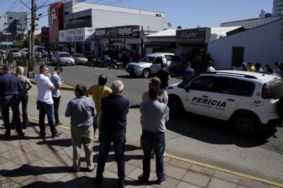  ESTÂNCIA VELHA, RS, BRASIL, 10-04-2019: Criminosos assaltam a joalheria e relojoaria Elaine em Estância Velha. Durante a ação, os bandidos mataram pai e filho que trabalhavam no estabelecimento. Um carro, que teria sido usado na fuga foi localizado horas depois. (Foto: Mateus Bruxel / Agência RBS)