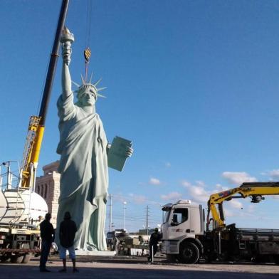 Réplica da Estátua da Liberdade da Havan é instalada em Caxias. 