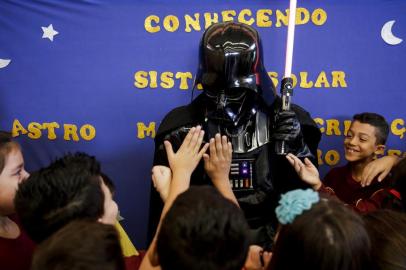  CAMPO BOM, RS, BRASIL, 28-03-2019: O professor de física César Eduardo Schmitt durante uma aula de astronomia na EMEF Princesa Isabel, em Campo Bom. Ele criou o projeto Astronomia para Crianças e se caracteriza como personagens dos filmes Jornada nas Estrelas e Guerra nas Estrelas para fazer as palestras para os estudantes. (Foto: Mateus Bruxel / Agência RBS)