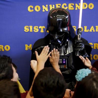  CAMPO BOM, RS, BRASIL, 28-03-2019: O professor de física César Eduardo Schmitt durante uma aula de astronomia na EMEF Princesa Isabel, em Campo Bom. Ele criou o projeto Astronomia para Crianças e se caracteriza como personagens dos filmes Jornada nas Estrelas e Guerra nas Estrelas para fazer as palestras para os estudantes. (Foto: Mateus Bruxel / Agência RBS)