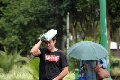  CAXIAS DO SUL, RS BRASIL, 20/03/2019Frio em chuva na manhã caxiense. (lucas Amorelli/Agência RBS)