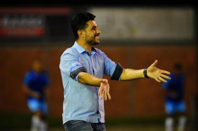 BENTO GONÇALVES, RS, BRASIL, 03/04/2019. Esportivo x Glória, jogo válido pela fase classificatória da Divisão de Acesso do Campeonato Gaúcho e realizado no estádio Montanha dos Vinhedos. Na foto, técnico do Glória, Júlio César Nunes. (Porthus Junior/Agência RBS)