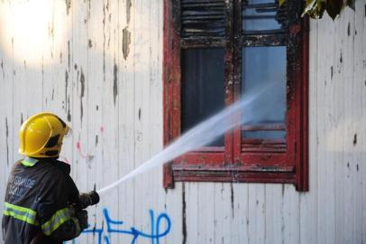  CAXIAS DO SUL, RS, BRASIL, 10/04/2019. Incêndio em residência na rua Visconde de Pelotas, quase na esquina da Ernesto Alves. Não houve vítimas. (Porthus Junior/Agência RBS)