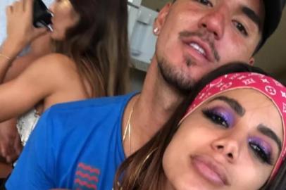 O surfista Gabriel Medina, que curtiu os desfiles da segunda noite do Grupo Especial com Neymar a Anitta, decidiu estender a folia de forma mais intimista: na mansão da cantora. No Instagram Stories, Anitta e Medina aparecem coladinhos em diversos vídeos e fotos divulgados na web.