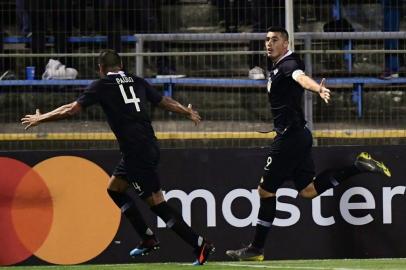 Paraguays Libertad Oscar Cardozo (R), celebrates with teammates, after scoring against Chiles Universidad Catolica, during their 2019 Copa Libertadores football match at San Carlos de Apoquindo stadium in Santiago, Chile on April 10, 2019. (Photo by MARTIN BERNETTI / AFP)