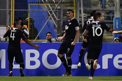 Paraguays Libertad Oscar Cardozo (C), celebrates with teammates, after scoring against Chiles Universidad Catolica, during their 2019 Copa Libertadores football match at San Carlos de Apoquindo stadium in Santiago, Chile on April 10, 2019. (Photo by MARTIN BERNETTI / AFP)