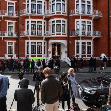 Members of the televsion media prepare to broadcast outside the Embassy of Ecuador in London on April 11, 2019, after British police arrested WikiLeaks founder Julian Assange. - WikiLeaks founder Julian Assanges nearly seven-year hideout in Ecuadors London embassy abruptly ended Thursday when police entered the building and arrested him ahead of possible extradition to the United States. Footage shot by the Russian video news agency Ruptly showed a frantic-looking Assange -- his worn face framed by a large white beard and shock of grey hair -- being huddled out of the building by plain-clothes security officers and pulled into a waiting police van. (Photo by ISABEL INFANTES / AFP)