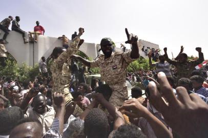  Members of the Sudanese military gather in a street in central Khartoum on April 11, 2019, after one of Africas longest-serving presidents was toppled by the army. - Organisers of protests for the ouster of Sudanese president Omar al-Bashir rejected his toppling by the army Thursday as a coup conducted by the regime and vowed to keep up their campaign. (Photo by AHMED MUSTAFA / AFP)Editoria: WARLocal: KhartoumIndexador: AHMED MUSTAFASecao: civil unrestFonte: AFPFotógrafo: STR