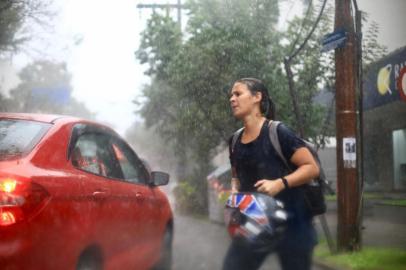 Após uma tarde quente, a chuva chegou ao Rio Grande do Sul no fim da tarde desta quinta-feira (11), provocando transtornos no trânsito de Porto Alegre e da Região Metropolitana.