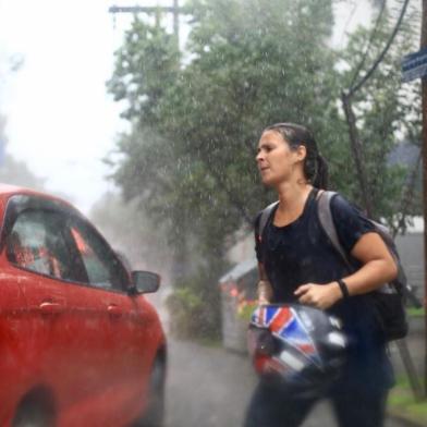 Após uma tarde quente, a chuva chegou ao Rio Grande do Sul no fim da tarde desta quinta-feira (11), provocando transtornos no trânsito de Porto Alegre e da Região Metropolitana.