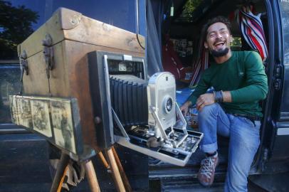  PORTO ALEGRE, RS, BRASIL - 2019.04.11 - Perfil de Javier Palacios Coca, fotógrafo colombiano que está viajando pelo Brasil fazendo fotos com um lambe-lambe. Ele está de passagem por Porto Alegre, depois segue para a serra gaúcha. (Foto: ANDRÉ ÁVILA/ Agência RBS)