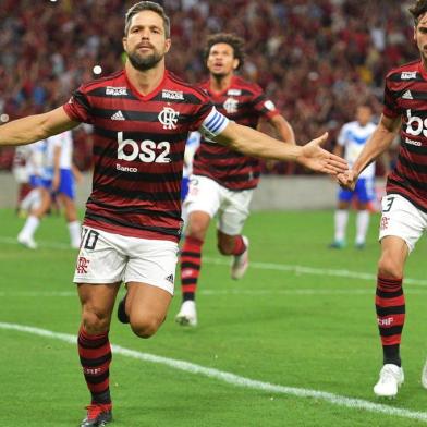 Brazils Flamengo Diego (L) celebrates after scoring against Bolivias San Jose during their Copa Libertadores 2019 football match at Maracana stadium in Rio de Janeiro, Brazil, on April 11, 2019. (Photo by CARL DE SOUZA / AFP)