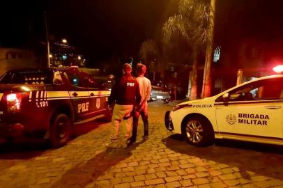 A Polícia Rodoviária Federal prendeu na noite de hoje um homem suspeito de tentativa de homicídio após desentendimento em um acidente de trânsito. 