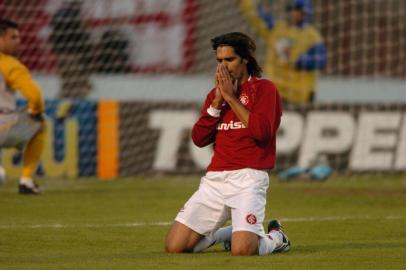 -Fernandão comemora o seu gol, o milésimo  em Grenais.Fernandão se ajoelha e agradece o histórico gol de cabeça.Aos 34 minutos do segundo tempo, o goiano Fernandão sobe sozinho para fazer o segundo gol da vitória de 2 a 0 do Inter e o milésimo da história do clássico Gre-Nal.-OBS CDI: Foto também publicada no Caderno Especial dos 100 anos de Gre-Nal de 18/07/2009.-CRÉDITO: Mauro Vieira, Agência RBS, 10/07/2004