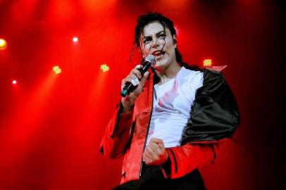  No dia 1º de novembro acontece uma homenagem inesquecível ao Rei do Pop, recriando toda a estrutura das principais performances de Michael Jackson, no show Tributo ao Rei do Pop. Neste evento, sucessos como Billie Jean, Thriller, Beat it, Smooth Criminal, Black or White, entre muitos outros, são interpretados na voz do cantor Rodrigo Teaser e acompanhado de uma banda ao vivo. O show traz elementos para compor todo o espetáculo, bailarinos, efeitos pirotécnicos, efeitos especiais, elevadores de palco, vídeos produzidos especialmente para o show e muito mais. A apresentação começa às 22 horas, no Teatro da Liga.