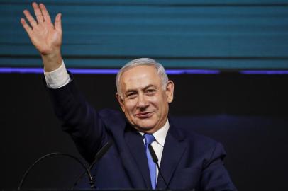  Israeli Prime Minister Benjamin Netanyahu gestures as he appears before supporters at his Likud Party headquarters in the Israeli coastal city of Tel Aviv on election night early on April 10, 2019. (Photo by Thomas COEX / AFP)Editoria: POLLocal: Tel AvivIndexador: THOMAS COEXSecao: electionFonte: AFPFotógrafo: STF