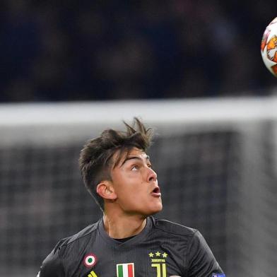 775317249Juventus Argentine forward Paulo Dybala controls the ball during the UEFA Champions League first leg quarter-final football match between Ajax Amsterdam and Juventus FC at the Johan Cruijff ArenA in Amsterdam on April 10, 2019. (Photo by EMMANUEL DUNAND / AFP)Editoria: SPOLocal: AmsterdamIndexador: EMMANUEL DUNANDSecao: soccerFonte: AFPFotógrafo: STF