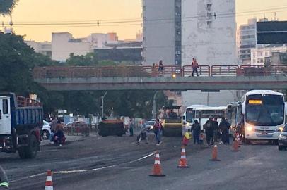 Obra em frente à rodoviária de Porto Alegre leva passageiros a improvisar parada de ônibus