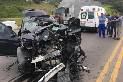 Acidente de trânsito com lesões corporais do tipo colisão lateral ocorrido as 14h30min do dia 12/04 na RSC-453 km 114 em Farroupilha. Uma mulher de 53 anos ficou ferida.