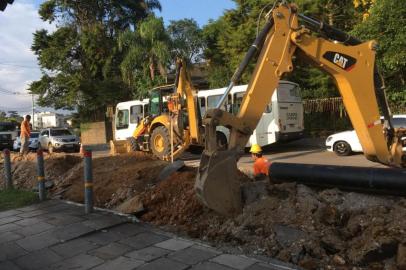 Obras do Samae de conserto e instalação de nova tubulação de abastecimento de água no bairro Bela Vista, em Caxias do Sul, na Avenida Maurício Sirotsky Sobrinho.