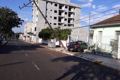 FOTO: carro bate em poste, invade pátio de residência e deixa parte de Soledade sem luz