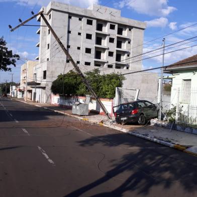 FOTO: carro bate em poste, invade pátio de residência e deixa parte de Soledade sem luz